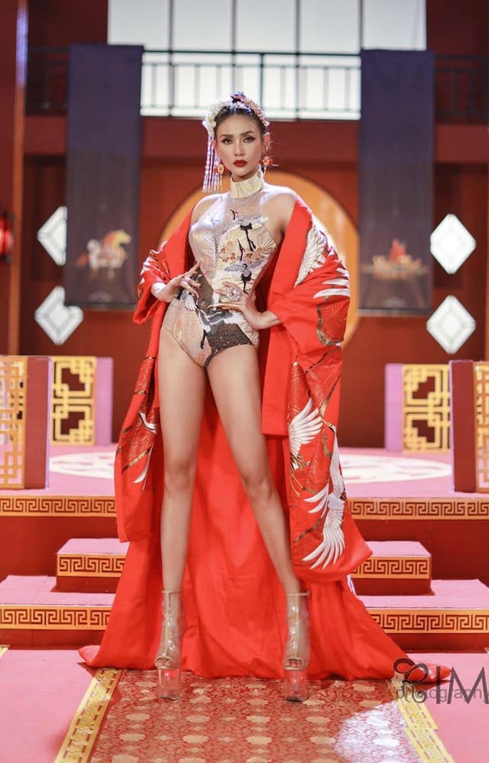 Hari Won, Thuý Ngân, Lan Ngọc “cosplay” mẹ thời trẻ - 5 Hari Won, Thuý Ngân, Lan Ngọc “cosplay” mẹ thời trẻ - 5