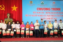 Thủ tướng Chính phủ Nguyễn Xuân Phúc tặng quà Tết tại Vĩnh Long