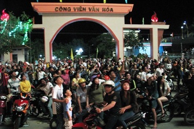 Hàng ngàn người chen chân xem bắn pháo hoa mừng thành lập thị xã