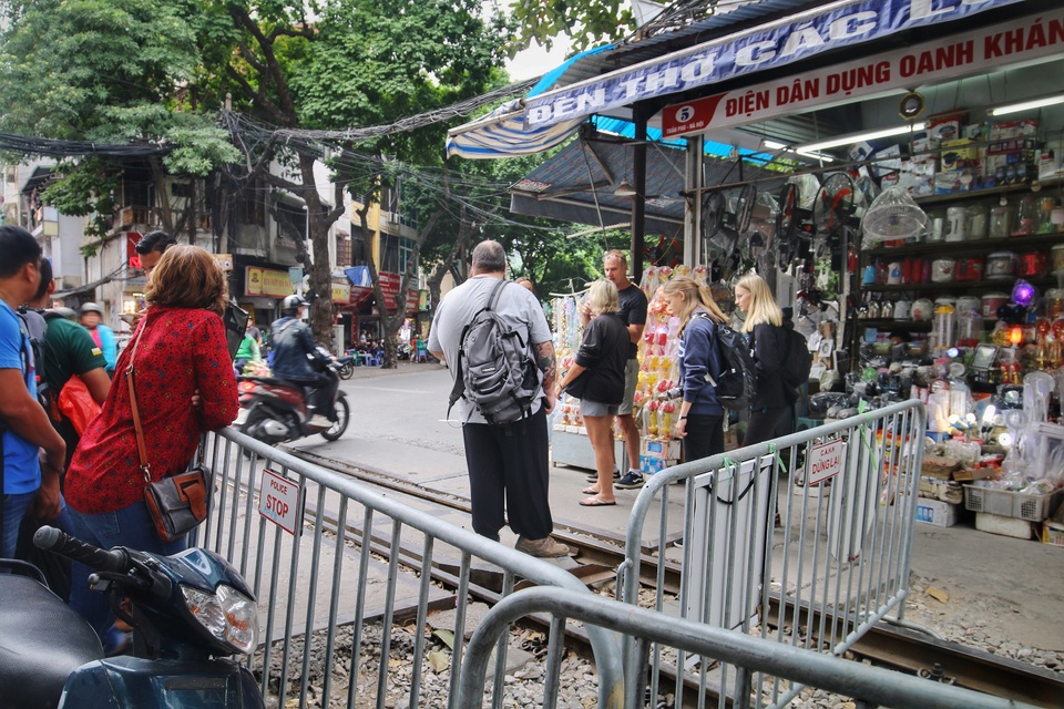 Khách Tây vẫn kéo đến nườm nượp dù phố đường tàu đóng cửa - 1 Khách Tây vẫn kéo đến nườm nượp dù phố đường tàu đóng cửa - 1