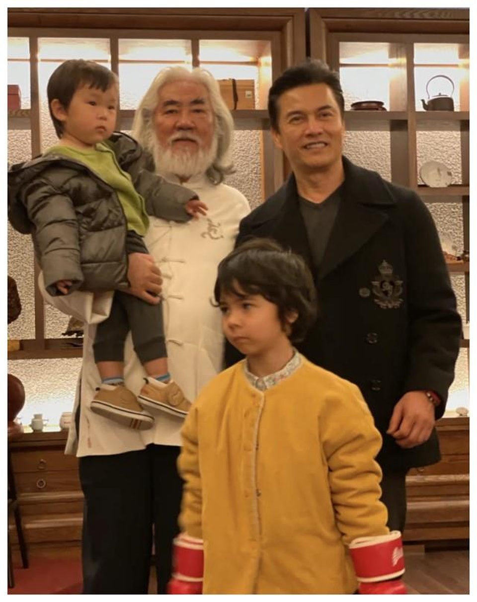 Tuổi thất thập, đạo diễn Trương Kỷ Trung vui thú ở nhà... bế con - 9 Tuổi thất thập, đạo diễn Trương Kỷ Trung vui thú ở nhà... bế con - 9
