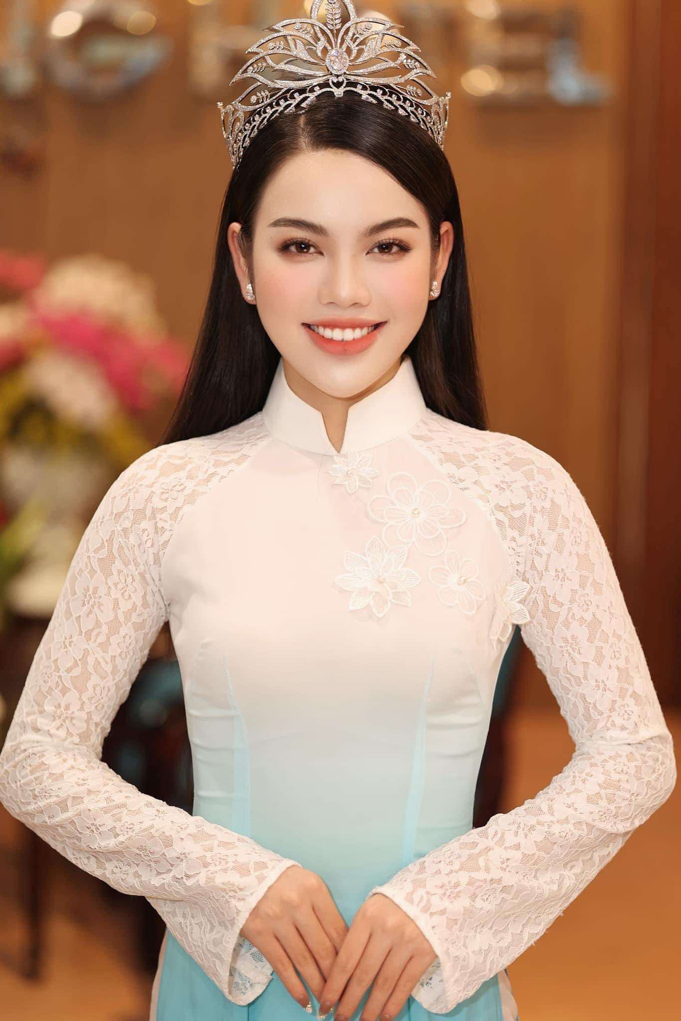 하노이 의대 여학생, 미스 베트남 아이덴티티 투어리즘 2024 우승 - 2 Nữ sinh trường Y Hà Nội đăng quang Hoa hậu Du lịch Bản sắc Việt Nam 2024 - 2