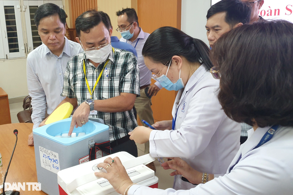 Người đàn ông ngộ độc botulinum tử vong trước khi kịp dùng thuốc 8.000 USD - 3 Người đàn ông ngộ độc botulinum tử vong trước khi kịp dùng thuốc 8.000 USD - 3