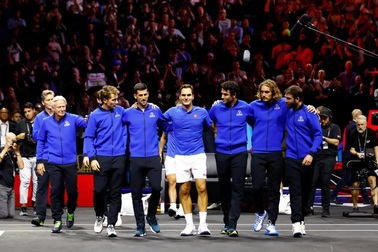 Federer rơi lệ sau trận đấu chia tay sự nghiệp quần vợt