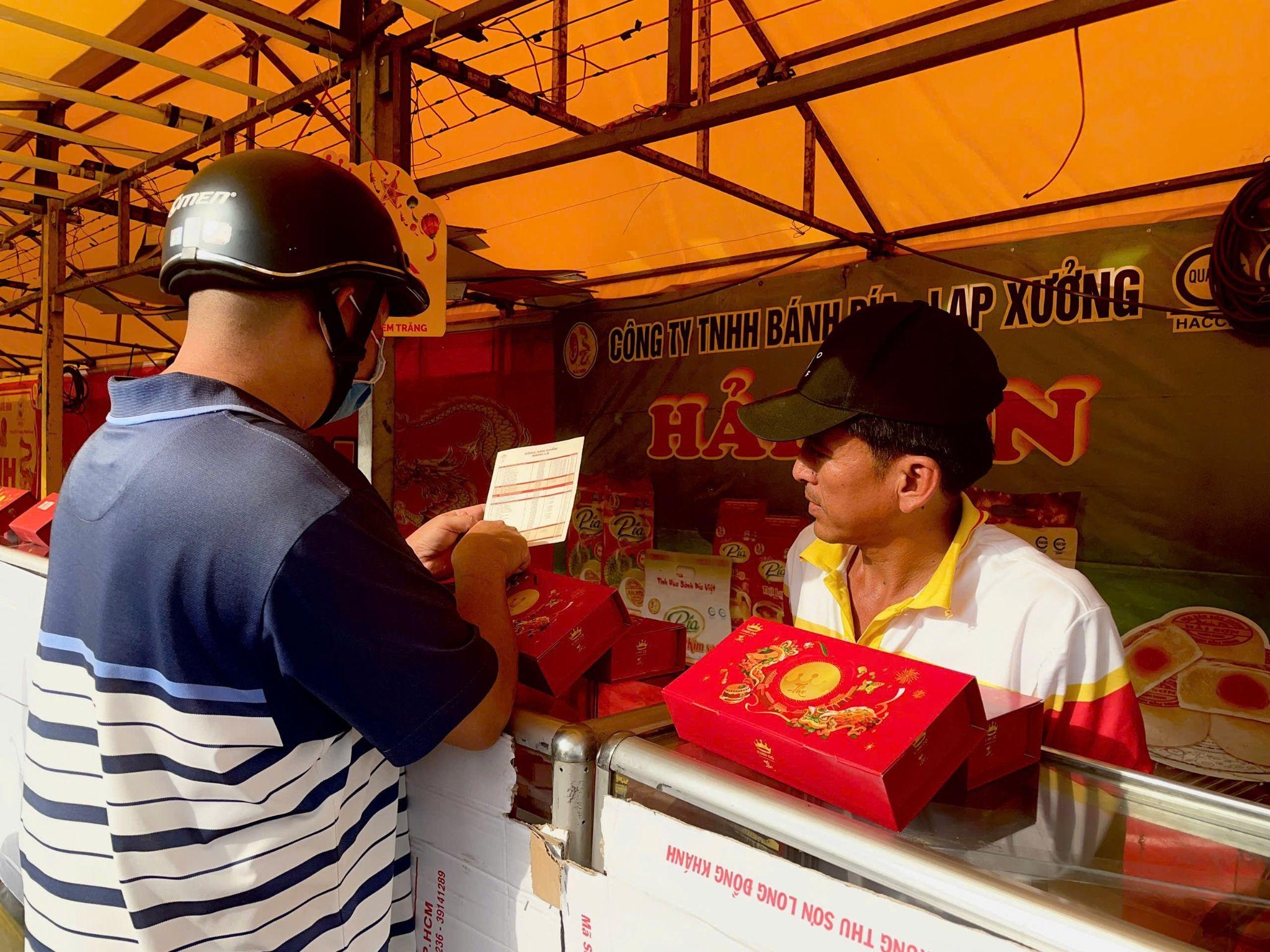 Nghịch lý vụ bánh trung thu, khách đông tiểu thương lại khóc vì khan hàng - 2