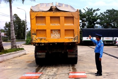 Bị phát hiện xe quá tải, lái xe “cố thủ” và bất hợp tác