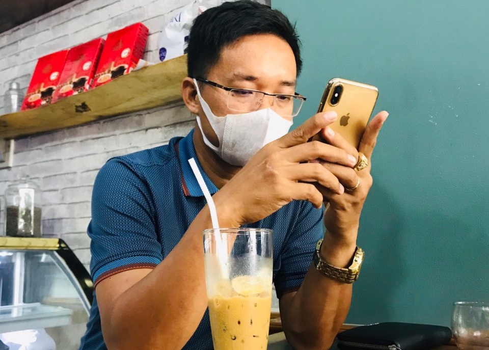 Ngại bị phạt, người dân TPHCM đi ăn trưa, cà phê cũng... đeo khẩu trang - 4 Ngại bị phạt, người dân TPHCM đi ăn trưa, cà phê cũng... đeo khẩu trang - 4