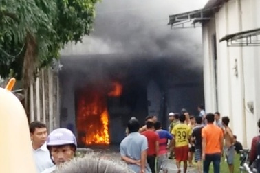 Hơn 100 người khống chế đám cháy lớn tại công ty dệt