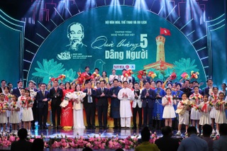 Xúc động chương trình nghệ thuật "Quà tháng 5 dâng Người" - 10