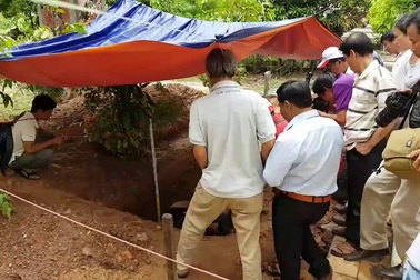 Đào được 1 dĩa nguyên vẹn có ghi chữ "Nhật" tại gò Dương Xuân