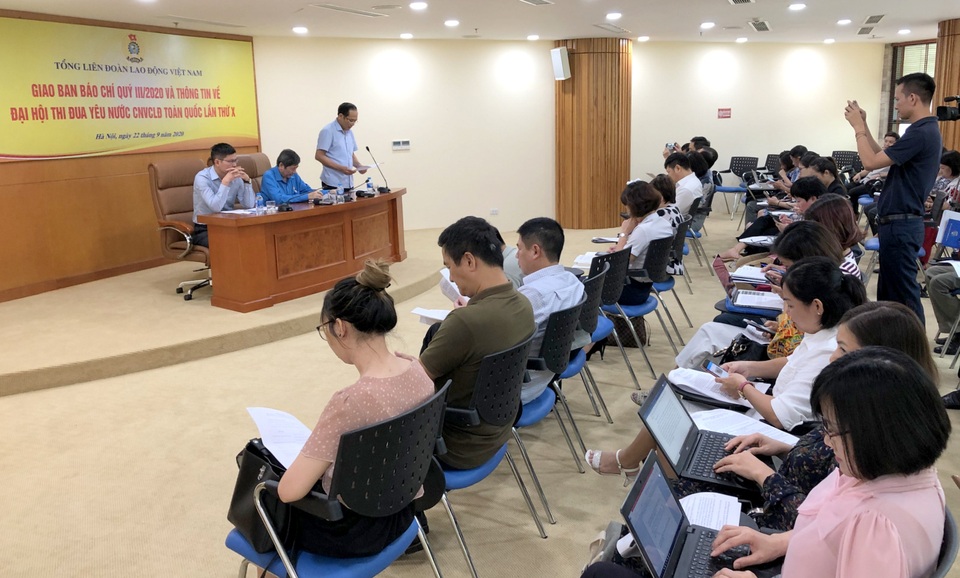 Tuyên dương 10 công nhân, viên chức, lao động tiên tiến xuất sắc - 1 Tuyên dương 10 công nhân, viên chức, lao động tiên tiến xuất sắc - 1