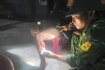 Tàu đâm vào đá chìm trên biển, 3 ngư dân được cứu sống