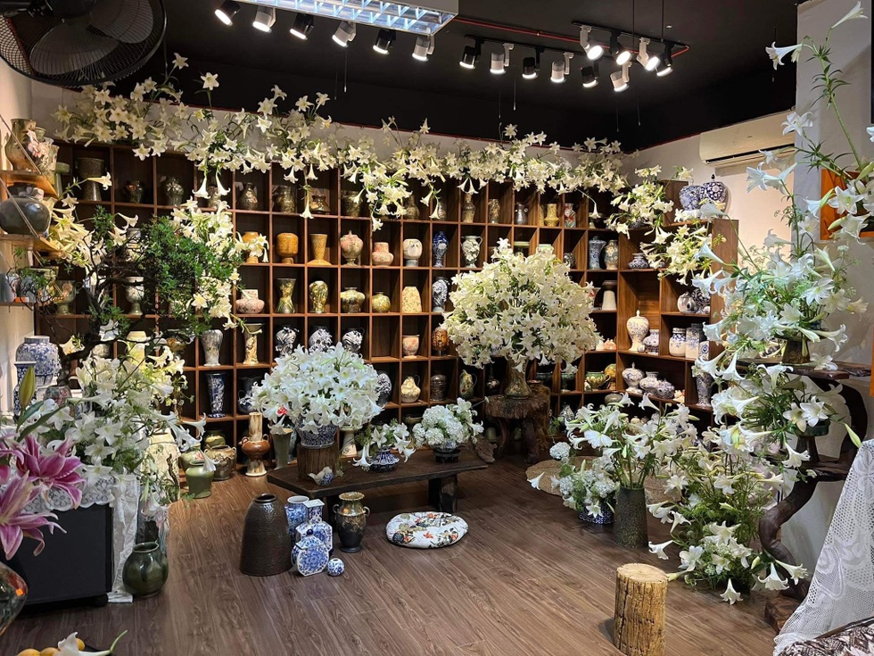 Mẹ đảm ở Hà Nội chịu chơi, mua hàng nghìn bông sen cắm khắp phòng 40m2 - 8 Mẹ đảm ở Hà Nội chịu chơi, mua hàng nghìn bông sen cắm khắp phòng 40m2 - 8