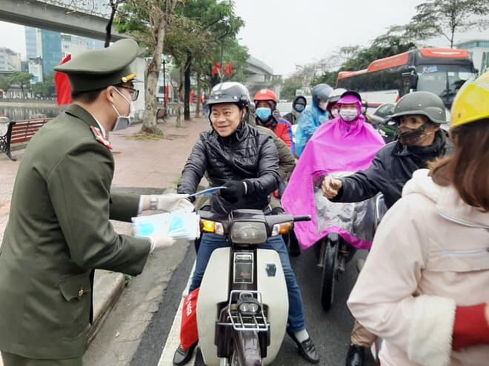 Ấm lòng những hình ảnh đẹp của người Việt giữa mùa dịch virus corona - 4 Ấm lòng những hình ảnh đẹp của người Việt giữa mùa dịch virus corona - 4