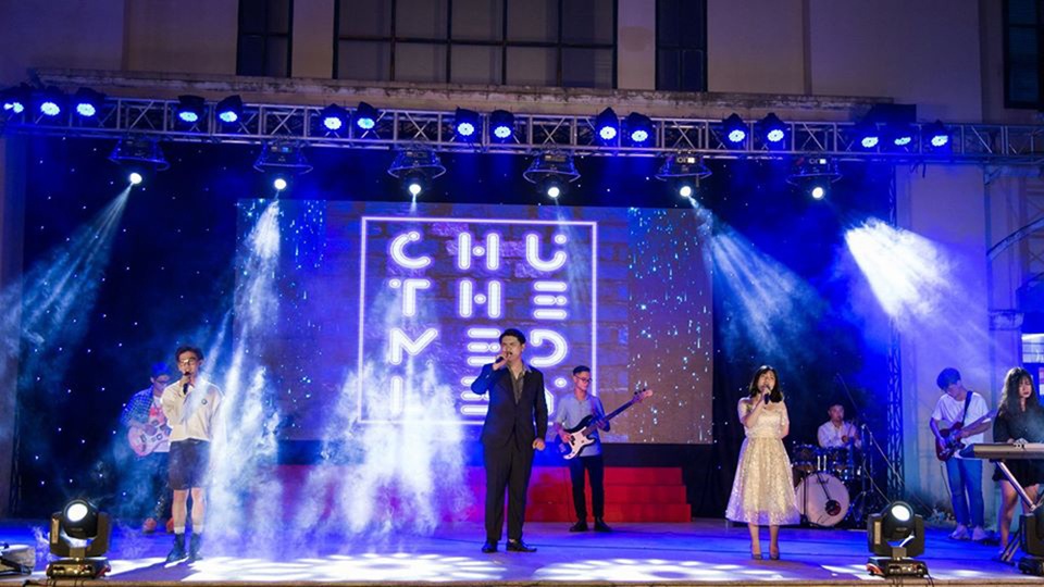 Lễ tri ân đầy sắc màu của học sinh khối 12 THPT Chu Văn An - 5 Lễ tri ân đầy sắc màu của học sinh khối 12 THPT Chu Văn An - 5