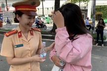 Nữ CSGT xinh đẹp trao nước suối, dặn dò thí sinh tự tin thi