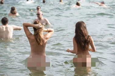 Ngàn người rủ nhau khỏa thân tắm biển làm từ thiện