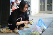 Tháng kiếm hơn 10 triệu, công nhân "thắt lưng buộc bụng" lo toan Tết