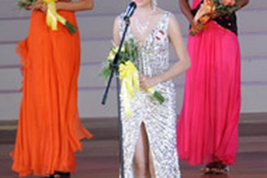 Á hậu 1 bất ngờ khi nghe tin tân Hoa hậu chưa tốt nghiệp PTTH