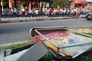 Hà Nội: Xế hộp mất lái, suýt lao vào nhà dân