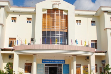 Bỏ ngoài sổ sách hơn 800 triệu mua xe biếu “sếp”: Có dấu hiệu hình sự?