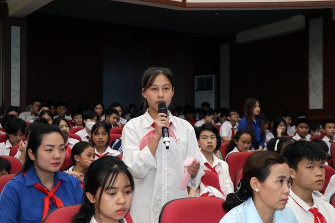 Các em học sinh bày tỏ ý kiến của mình tại Diễn đàn Trẻ em.