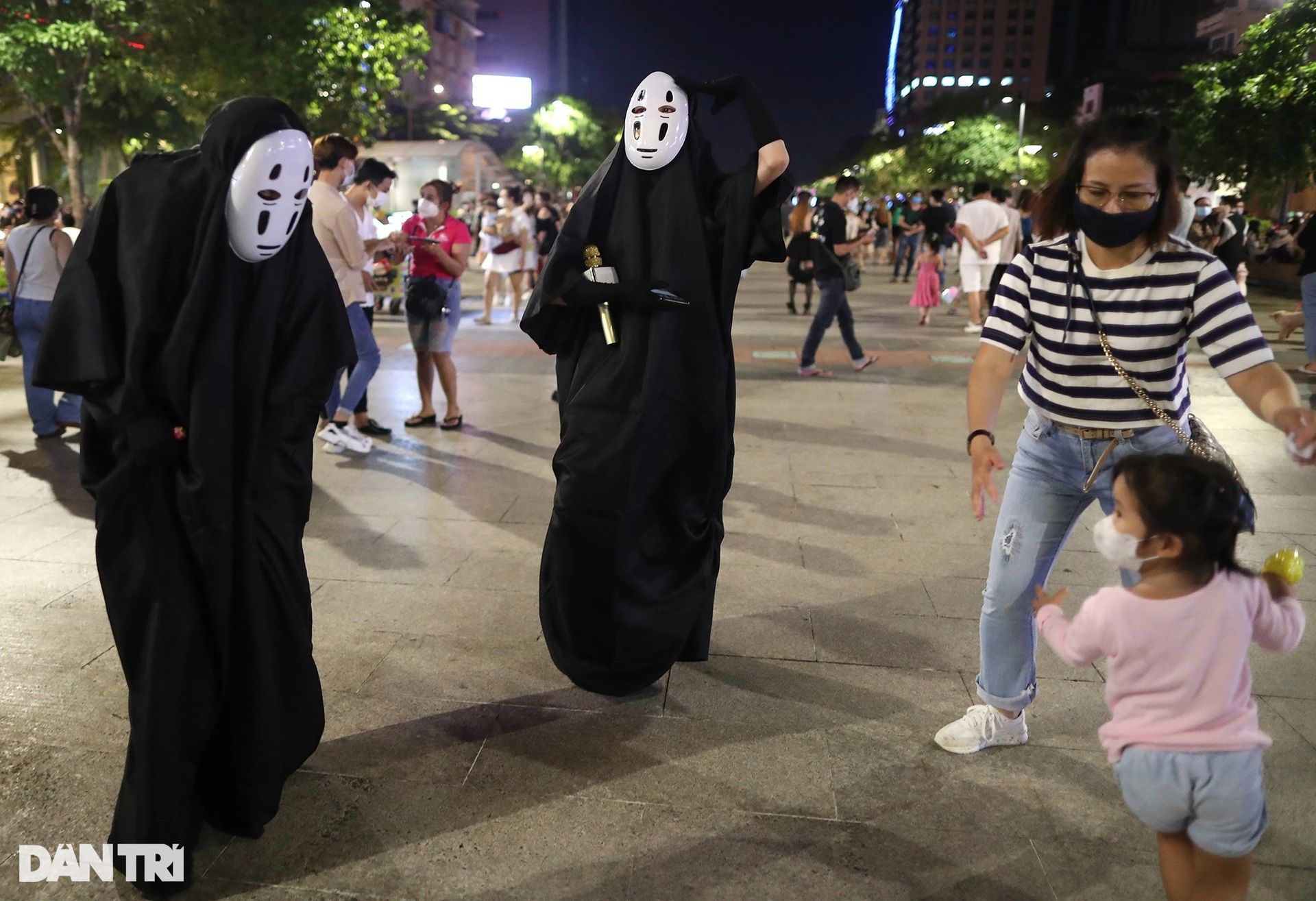 Giới trẻ diện cổ phục triều Nguyễn giữa đêm hóa trang ma quái ở TPHCM - 8 Giới trẻ diện cổ phục triều Nguyễn giữa đêm hóa trang ma quái ở TPHCM - 8