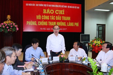 Đấu tranh chống tham nhũng, sợ nhất... “alo, vỗ vai”!