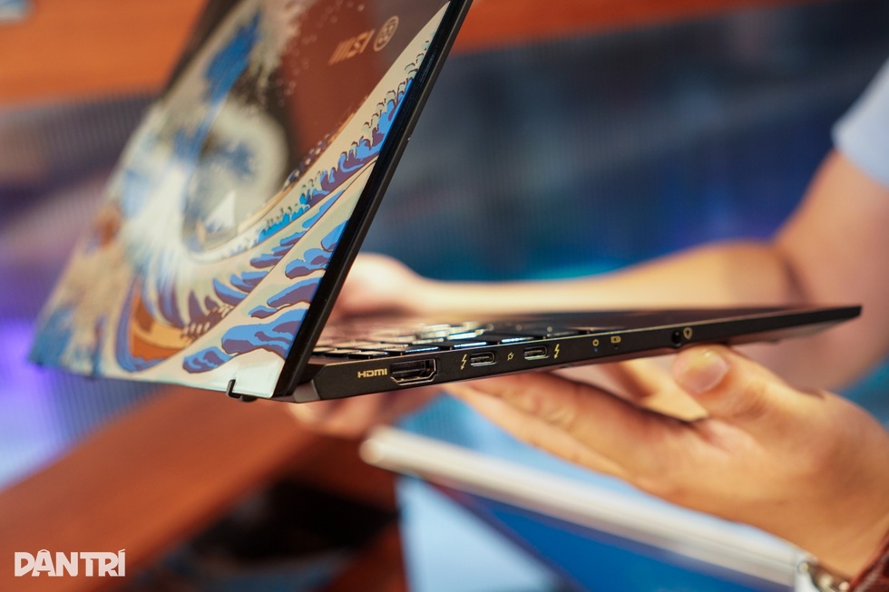 Computex 2025: Laptop AI có mặt lưng tranh sơn mài thủ công - 3 Computex 2025: Laptop AI có mặt lưng tranh sơn mài thủ công - 3