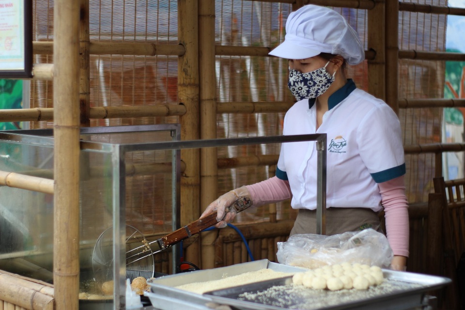 Cuối tuần, người dân đổ về phố đi bộ trải nghiệm tour ẩm thực Hà Nội - 7 Cuối tuần, người dân đổ về phố đi bộ trải nghiệm tour ẩm thực Hà Nội - 7