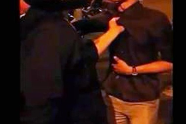 Cảnh sát cơ động túm cổ áo người dân đã thực hiện sai điều lệnh CAND