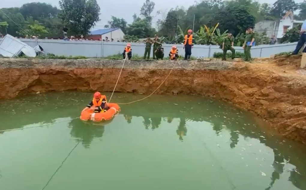 Tìm kiếm người đi xe máy lao xuống hố tử thần ở Bắc Kạn - 2 Tìm kiếm người đi xe máy lao xuống hố tử thần ở Bắc Kạn - 2
