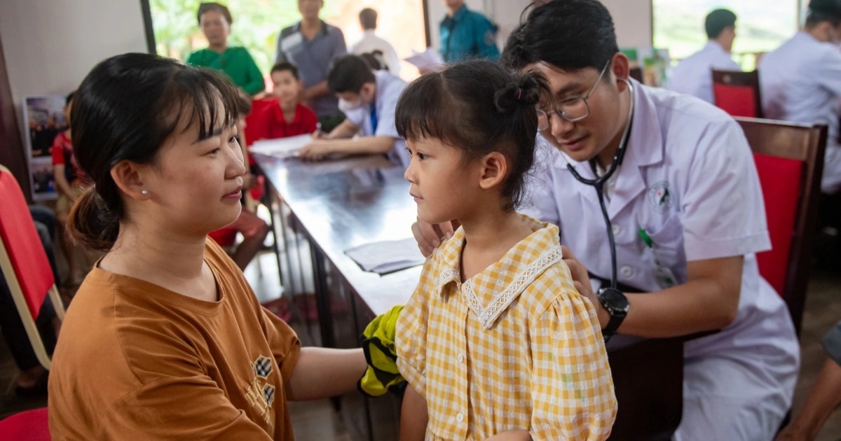 Tư vấn sức khoẻ, góp phần giúp người dân Làng Nủ ổn định cuộc sống