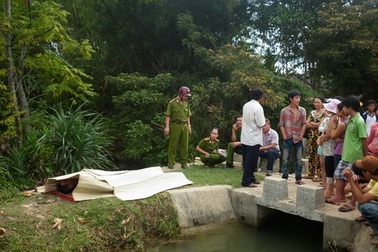 Đi thăm đồng, phát hiện xác chết dưới kênh