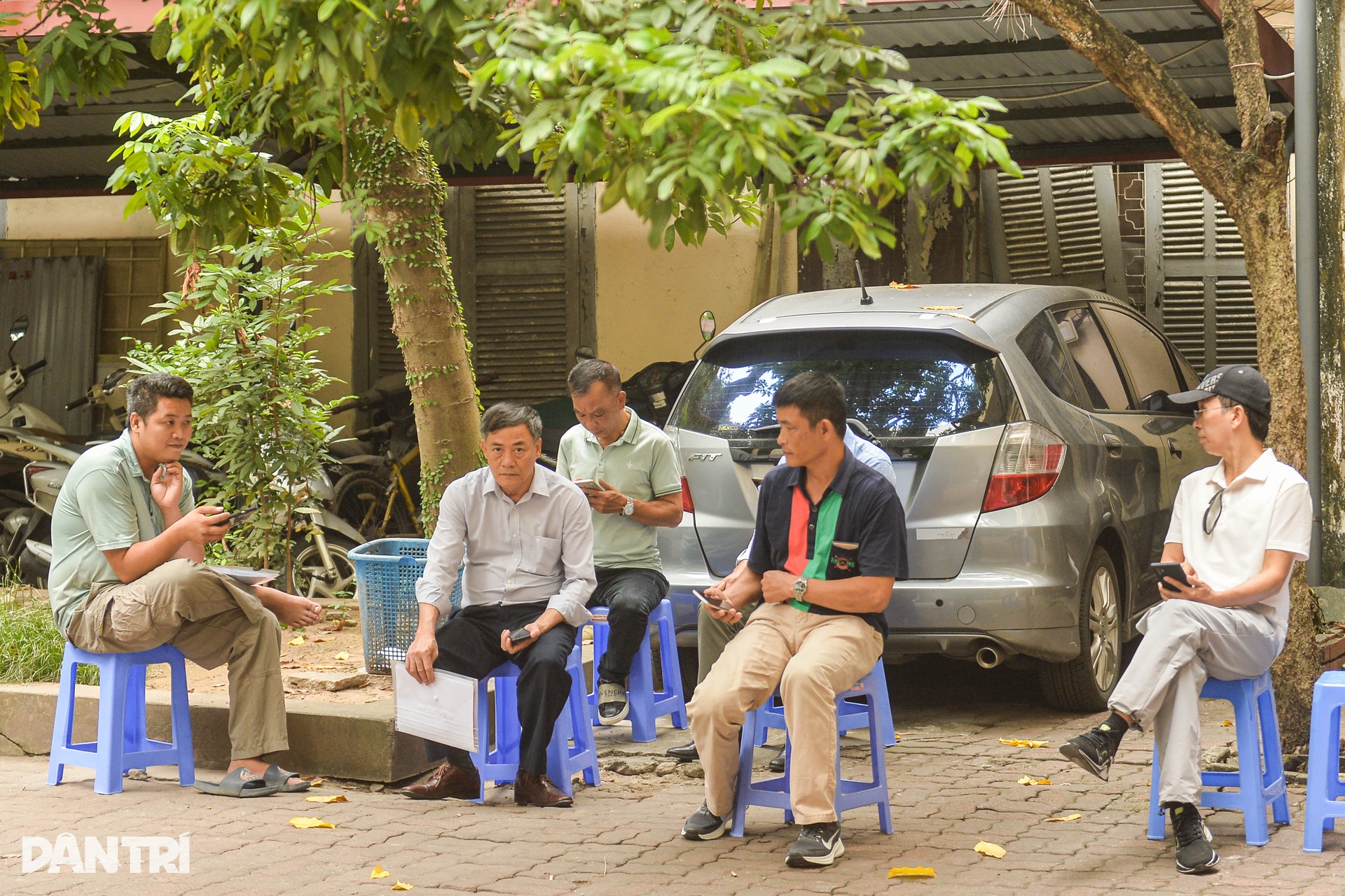 Hà Nội: Người dân xếp hàng rồng rắn đổi giấy phép lái xe - 7 Hà Nội: Người dân xếp hàng rồng rắn đổi giấy phép lái xe - 7