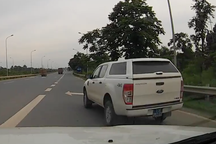 Xe biển xanh vượt ẩu tốc độ cao trên đại lộ Thăng Long