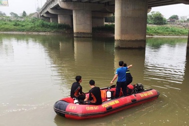 Tìm thấy thi thể người vợ nhảy cầu tự vẫn trước mặt chồng con