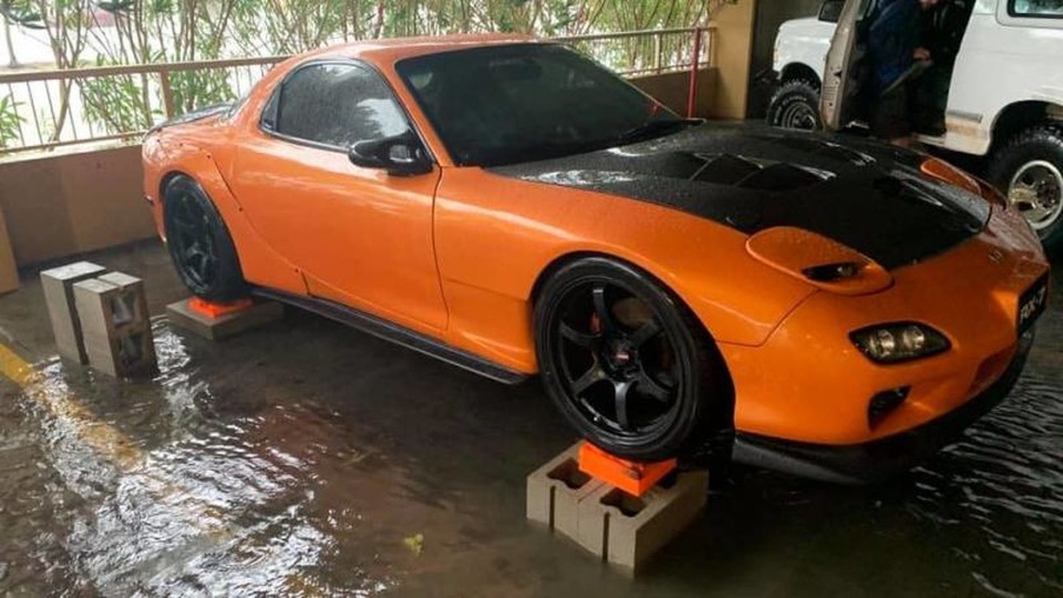Lái xe hơn chục cây số đi cứu ô tô bị ngập nước của người không quen biết - 8 Lái xe hơn chục cây số đi cứu ô tô bị ngập nước của người không quen biết - 8