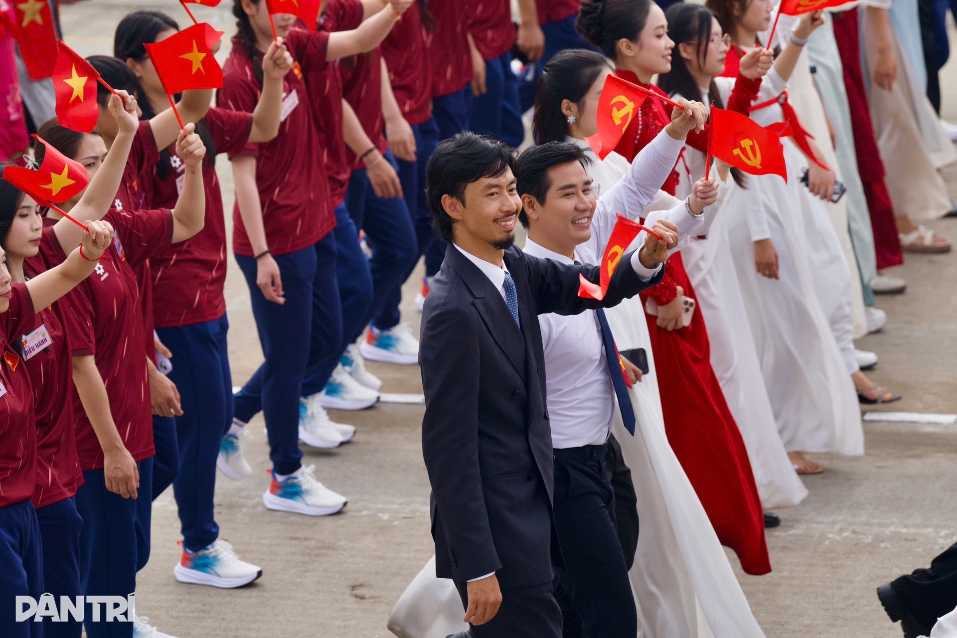 Đen Vâu đổi vị trí cho Hoàng Thùy Linh khi tổng duyệt diễu hành A80 - 1