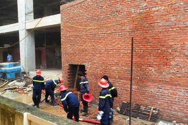 Cháy tòa nhà đang xây, hàng trăm người hoảng loạn   