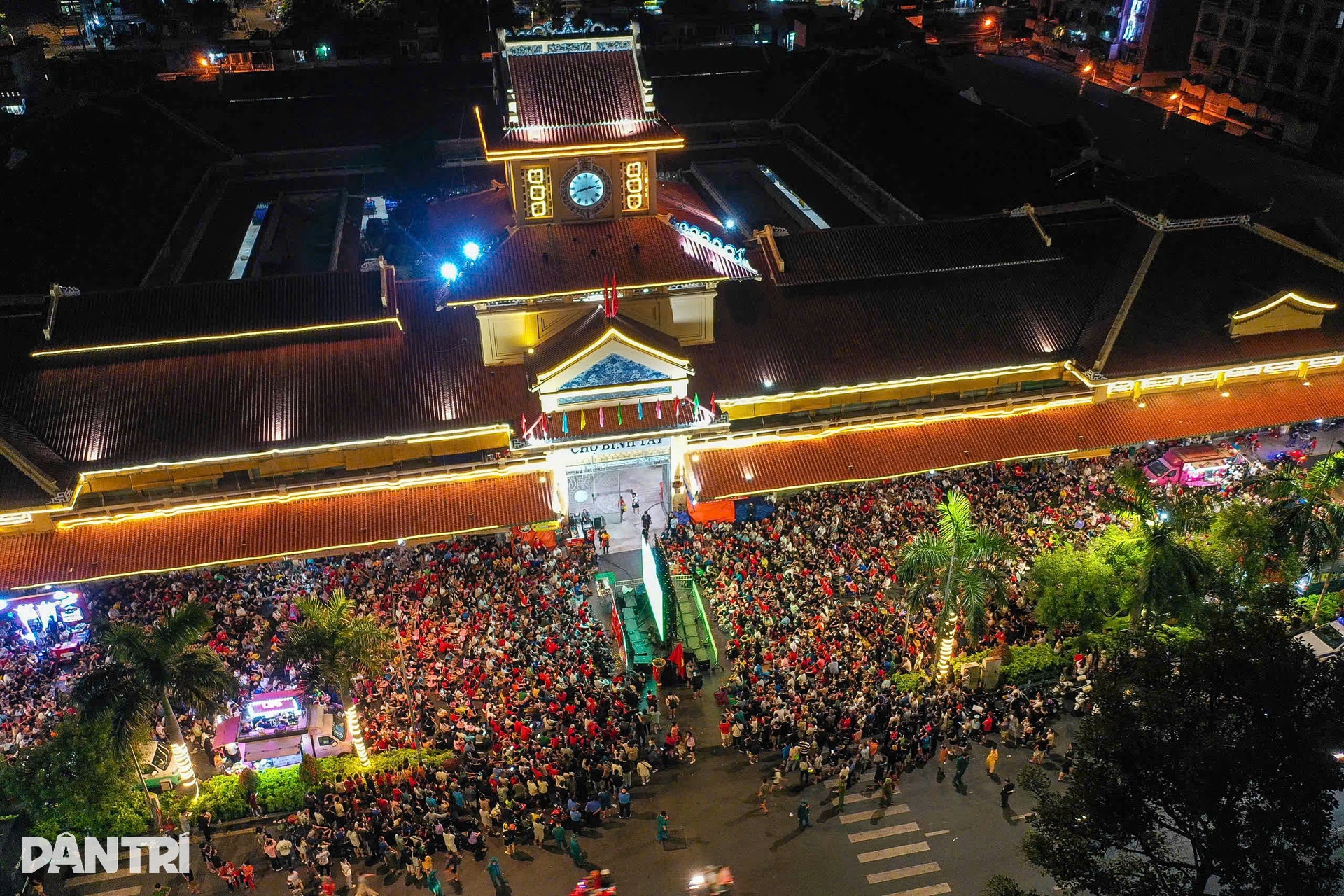 Không khí hàng triệu người hâm mộ cả nước cuồng nhiệt cổ vũ tuyển Việt Nam - 2 Không khí hàng triệu người hâm mộ cả nước cuồng nhiệt cổ vũ tuyển Việt Nam - 2