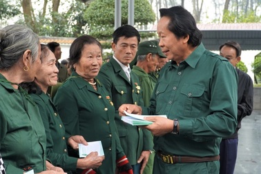 500 suất quà Tết nghĩa tình đến với cựu thanh niên xung phong miền Trung