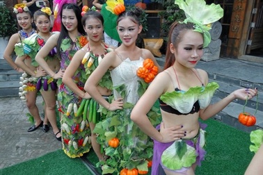 Gái trẻ sexy với thời trang củ quả xôn xao trên phố