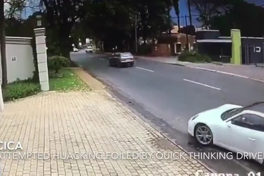 Tài xế xe sang nhanh trí thoát khỏi tên cướp có súng như phim hành động