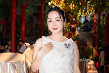 Hoa hậu Giáng My khoe nhan sắc trẻ trung, hé lộ đam mê nghệ thuật ở tuổi 54