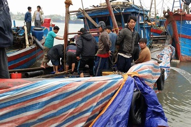 Cả trăm người hợp sức kéo tàu cá chìm dưới biển