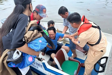 Cảnh sát đường thủy dùng ca nô kịp đưa người bệnh đi cấp cứu