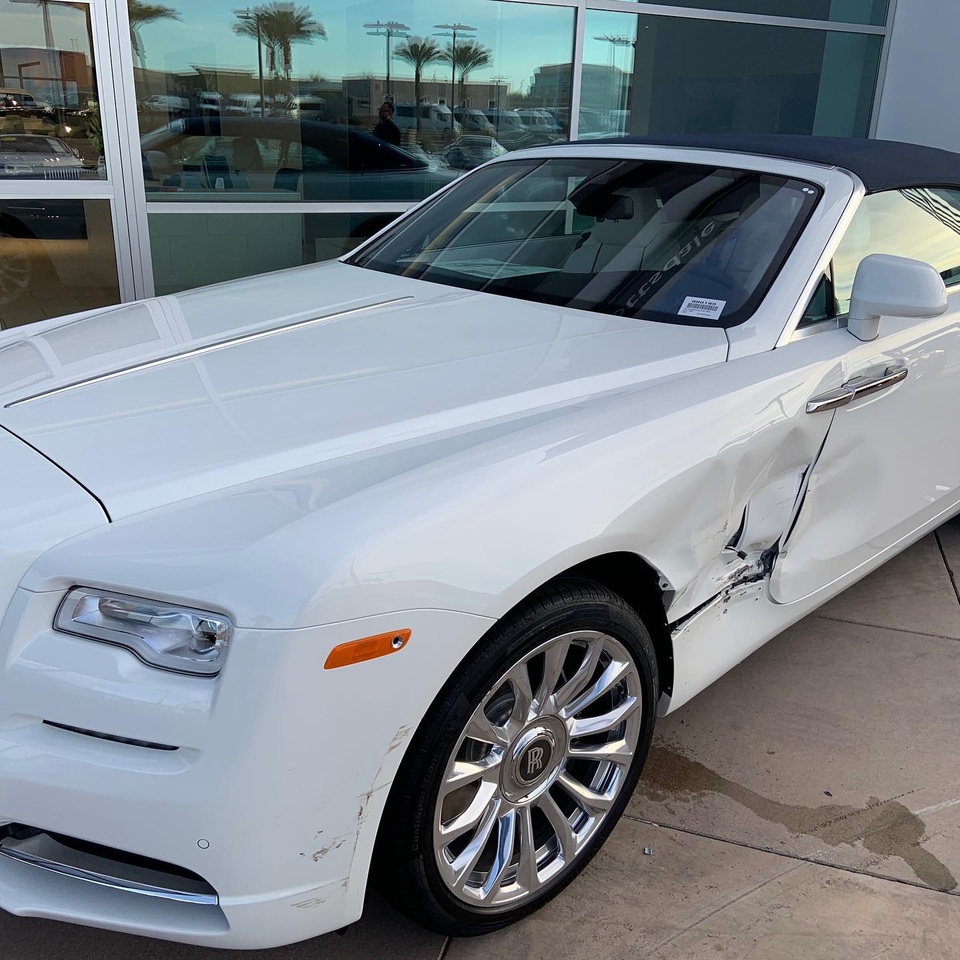 Tài xế nhầm chân ga, xe Mustang đâm rách hông Rolls-Royce mới coóng - 3 Tài xế nhầm chân ga, xe Mustang đâm rách hông Rolls-Royce mới coóng - 3
