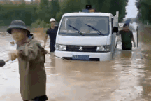 Lực lượng cứu hộ vượt lũ đưa sản phụ đến bệnh viện an toàn