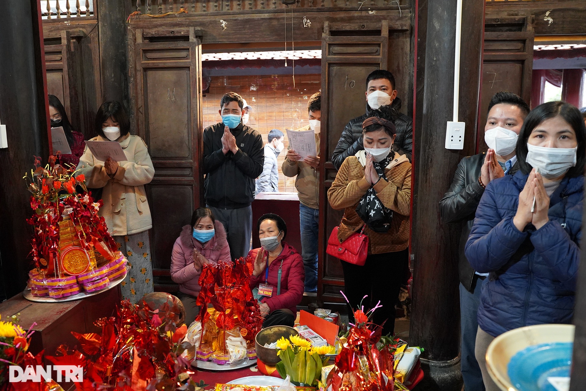 Du khách tấp nập đổ về đền Bà Chúa Kho xin lộc trong ngày mở cửa trở lại - 8